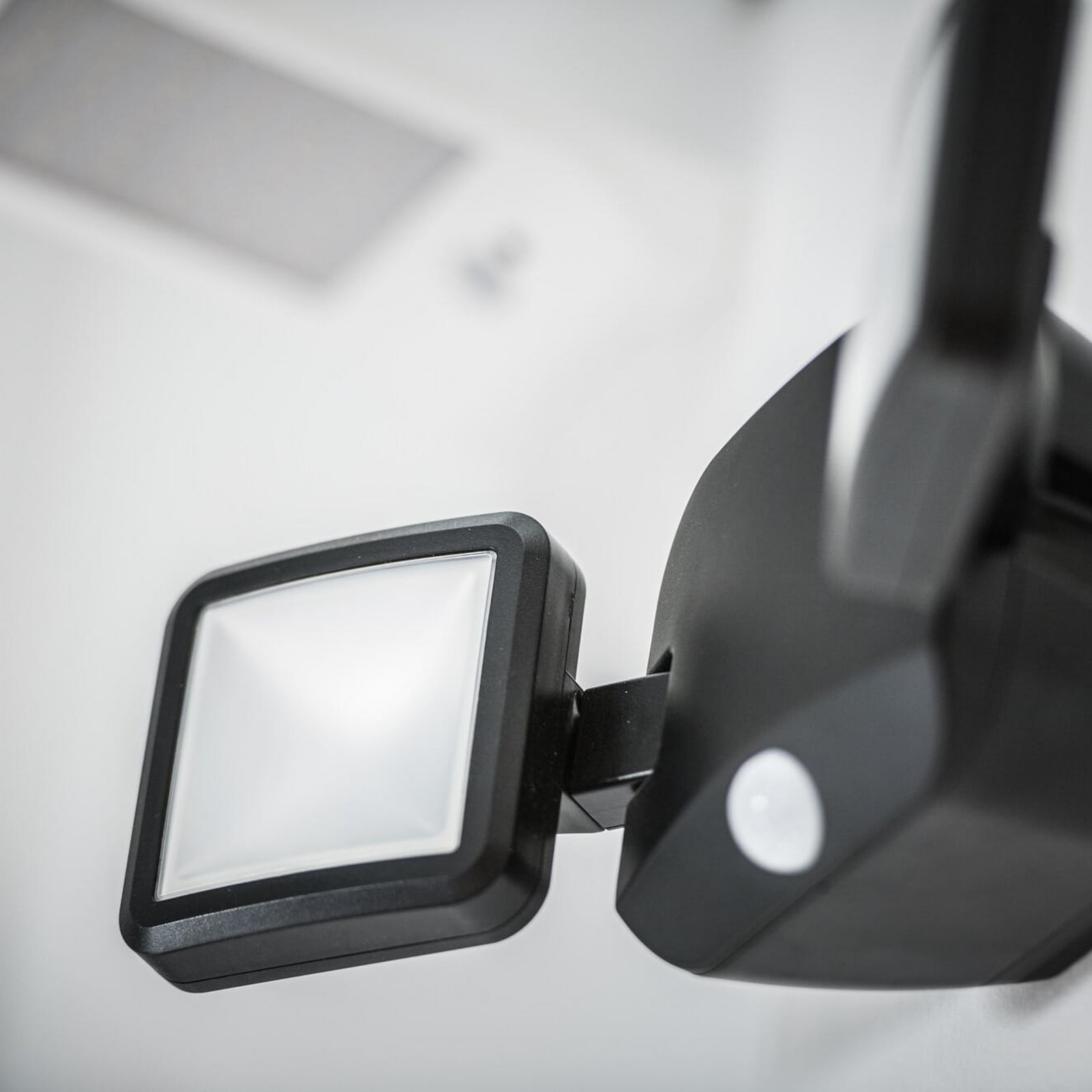Nærbilde av sensor på LED utespot 2-lys med bevegelsessensor svart IP54 - OSRAM