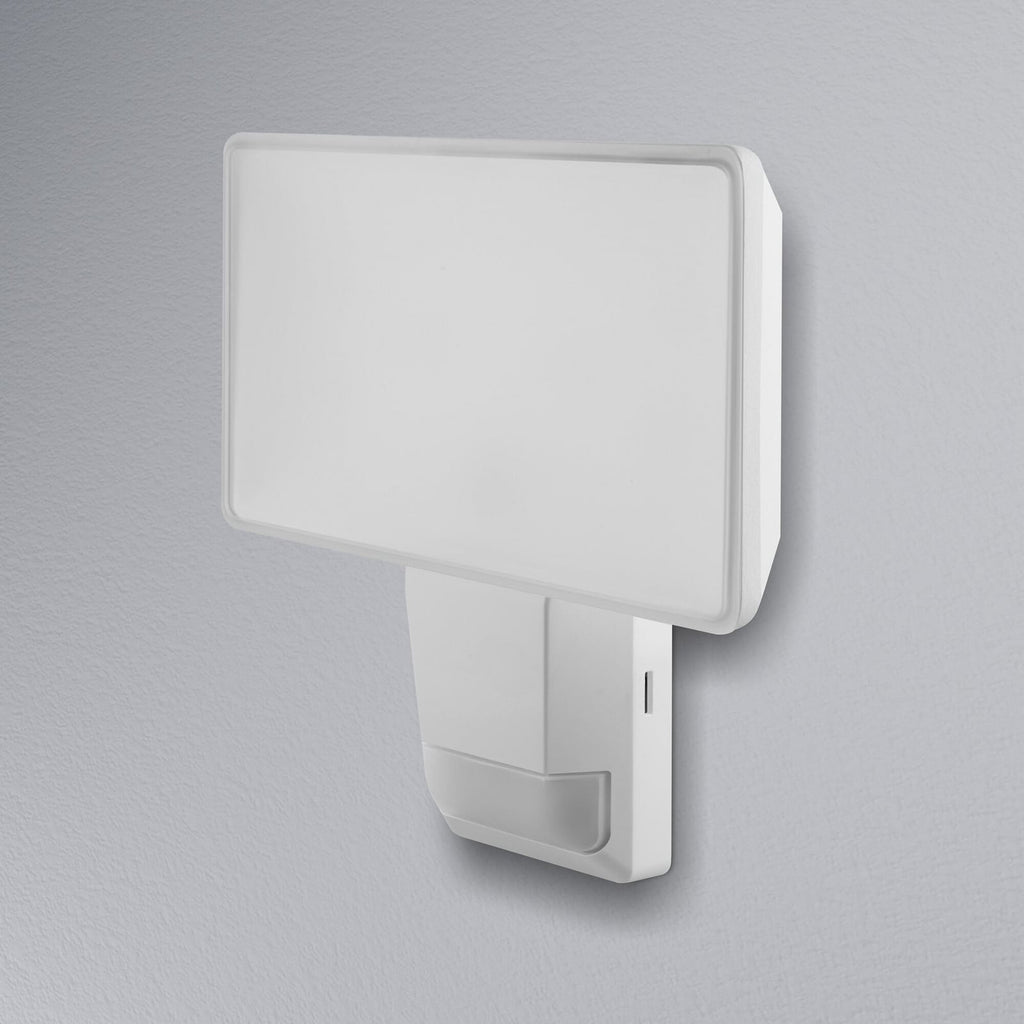 Montert LED utespot med bevegelsessensor ENDURA PRO FLOOD 27W IP55 hvit utendørs