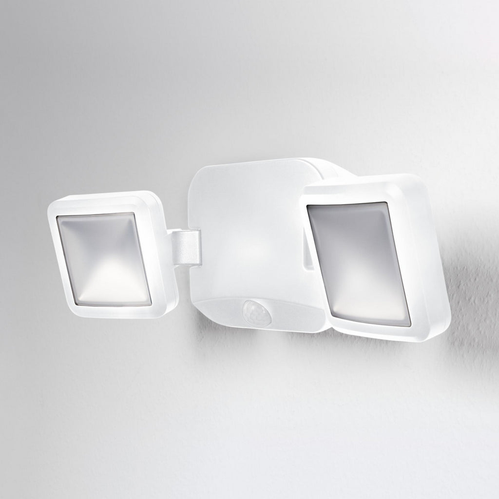 Detalj av LED utespot DOUBLE 2-lys batteridrevet med sensor hvit IP54