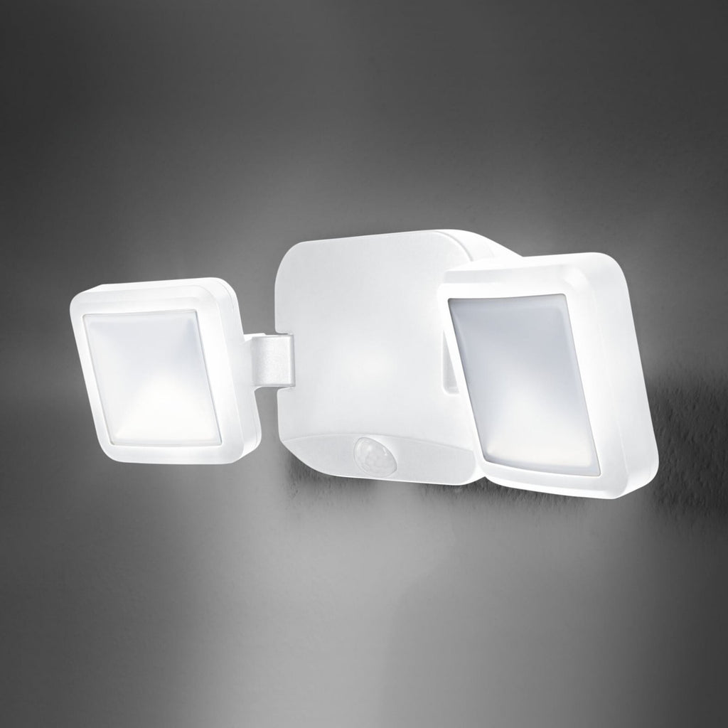 LED utespot DOUBLE 2-lys batteridrevet med sensor hvit IP54 montert utendørs