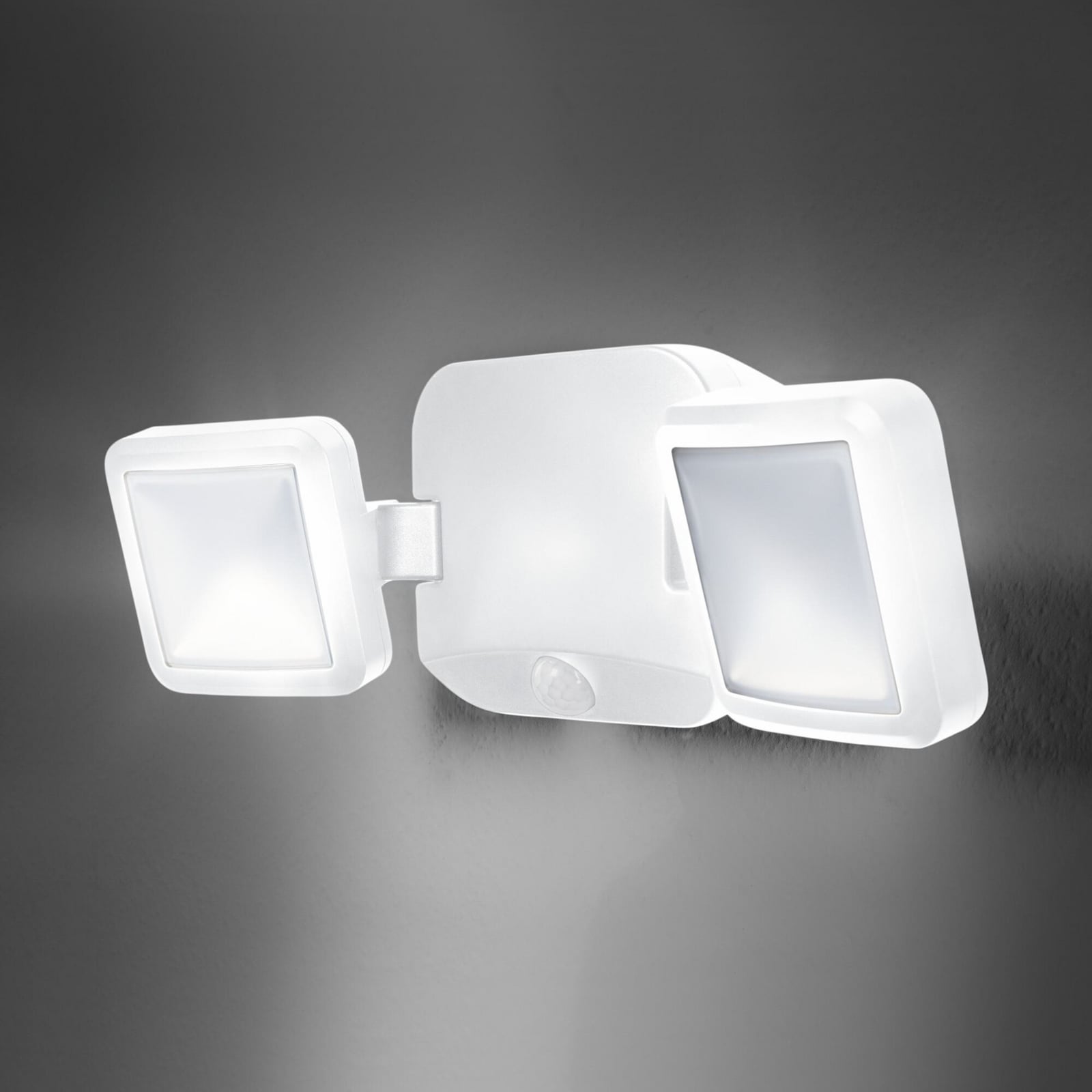 LED utespot DOUBLE 2-lys batteridrevet med sensor hvit IP54 montert utendørs