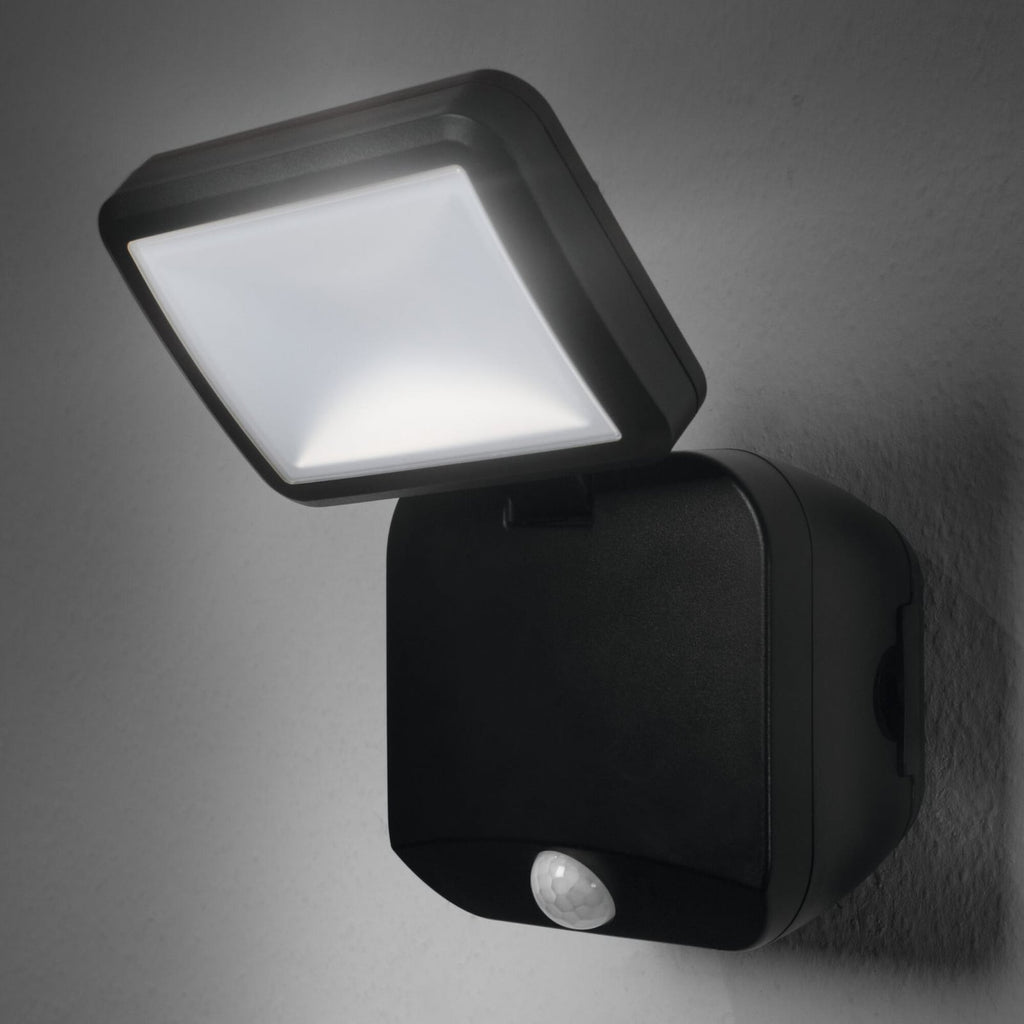 LED utespot DOUBLE batteridrevet med sensor IP54 svart montert utendørs