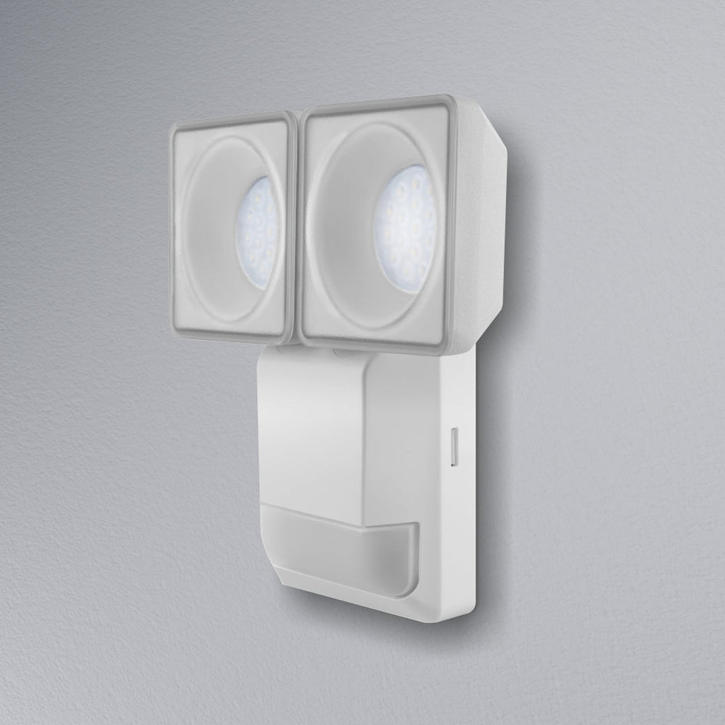LED utespot Endura Pro med bevegelsessensor 16W IP55 hvit montert på vegg