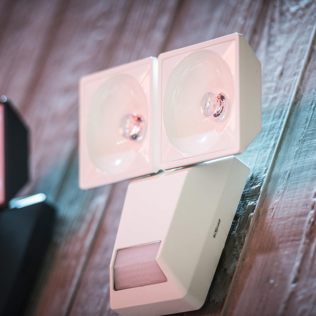 LED utespot Endura Pro med bevegelsessensor 16W IP55 hvit nærbilde av LED-lys