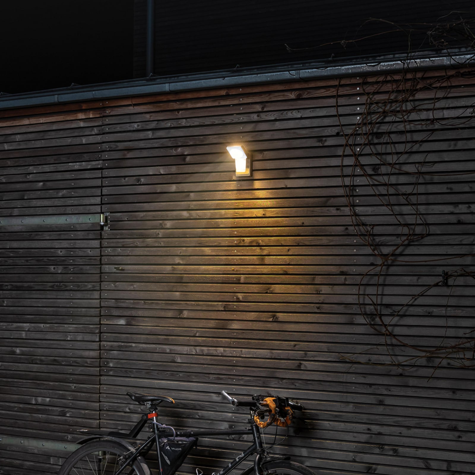 LED utespot Endura Pro med bevegelsessensor 16W IP55 hvit svingbare lyskilder