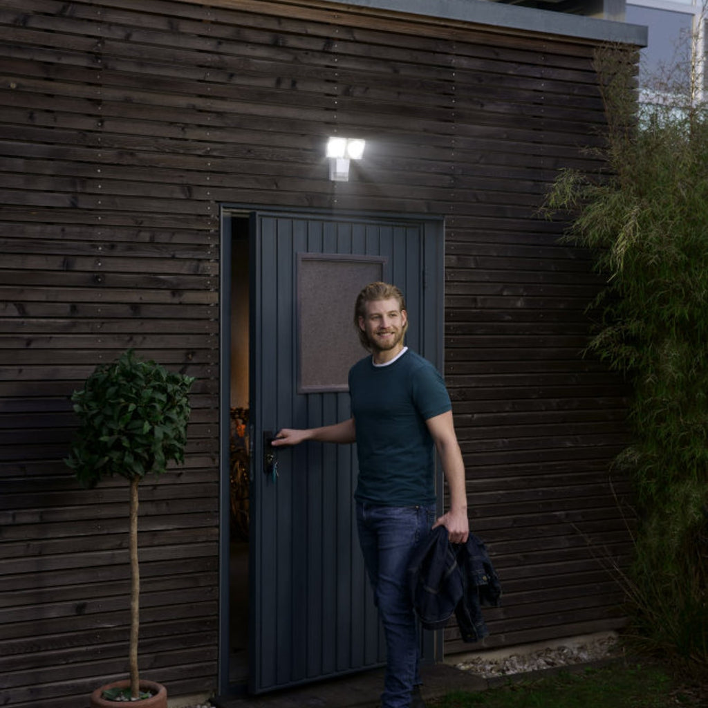 LED utespot Endura Pro med bevegelsessensor 16W IP55 hvit sideprofil