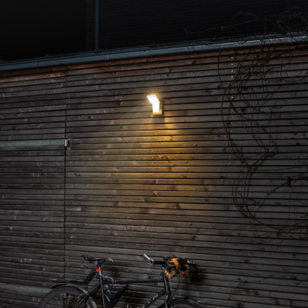 LED utespot Endura Pro med bevegelsessensor 16W IP55 hvit lysstråle i mørket