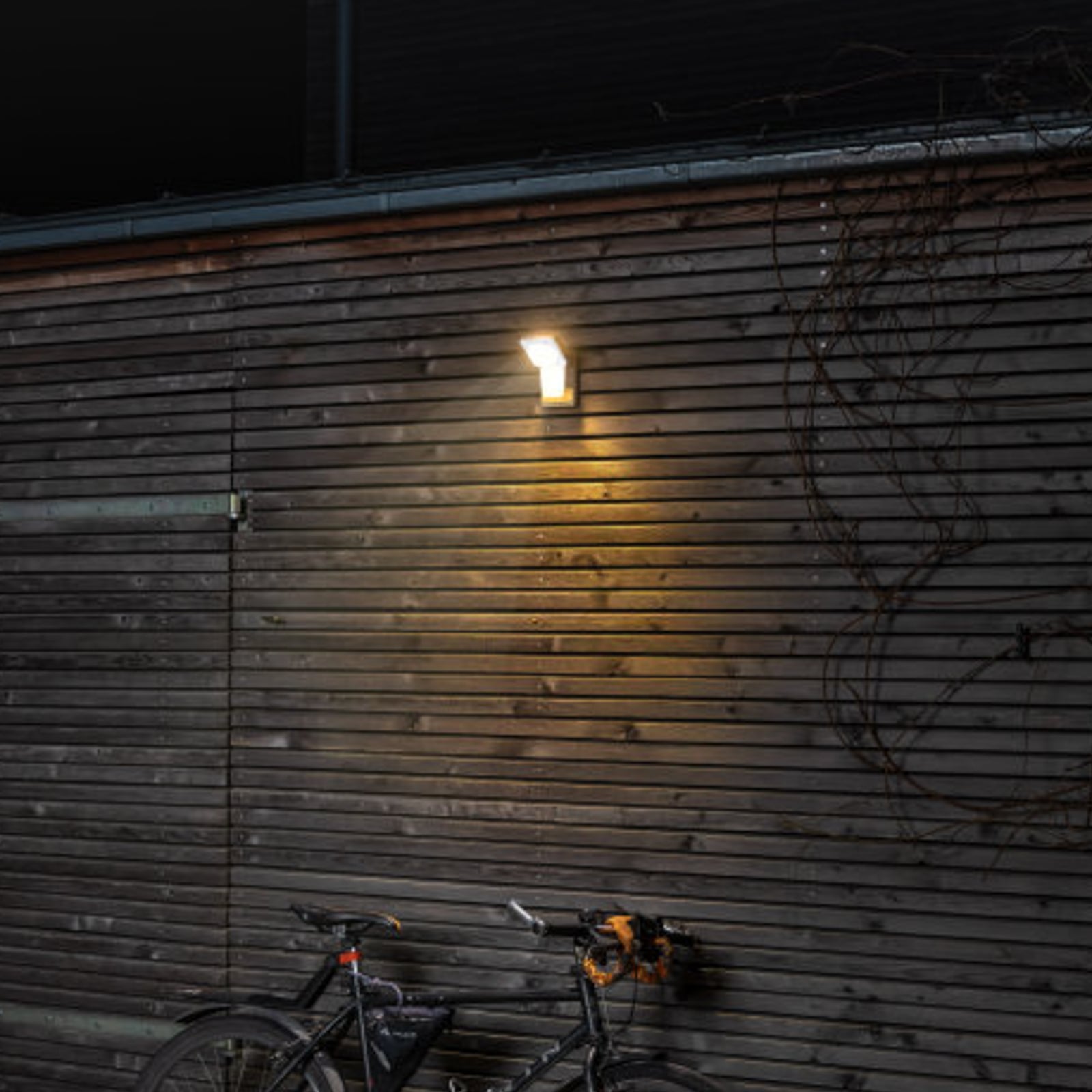 LED utespot Endura Pro med bevegelsessensor 16W IP55 hvit lysstråle i mørket