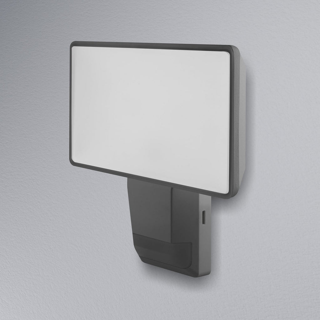 LED utespot ENDURA PRO FLOOD med sensor grå 27W OSRAM montert utendørs