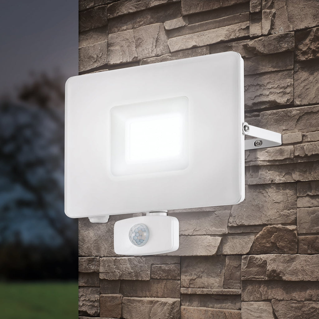 LED utespot Faedo 3 med bevegelsessensor hvit forside