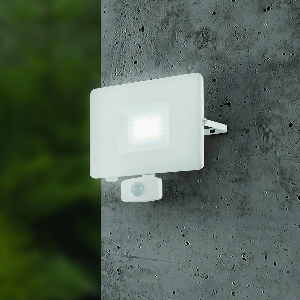 LED utespot Faedo 3 med bevegelsessensor hvit bakside