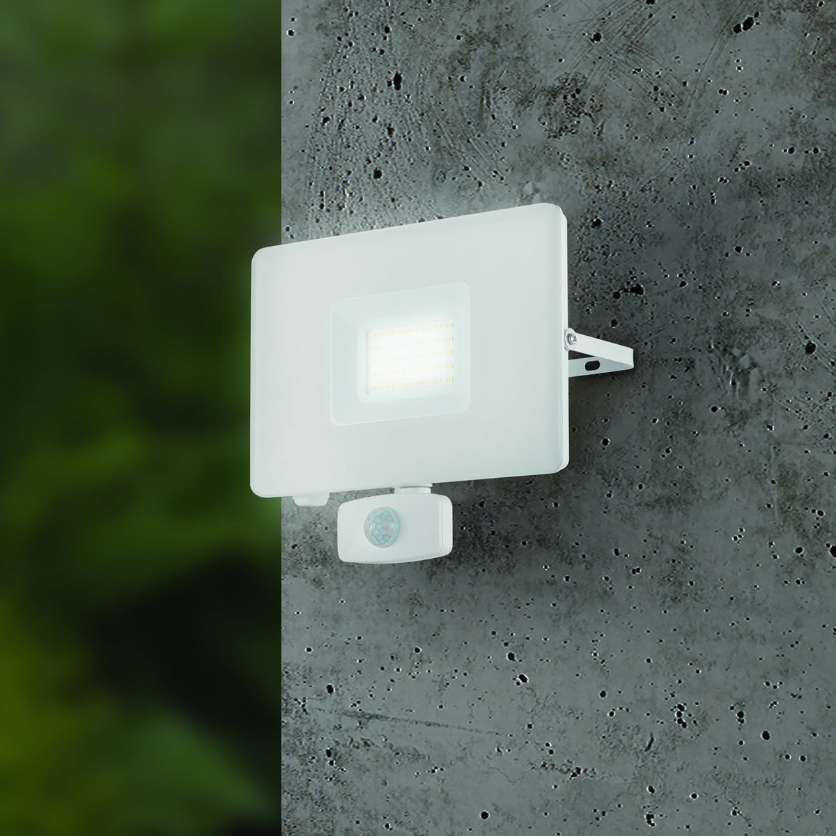 LED utespot Faedo 3 med bevegelsessensor hvit bakside