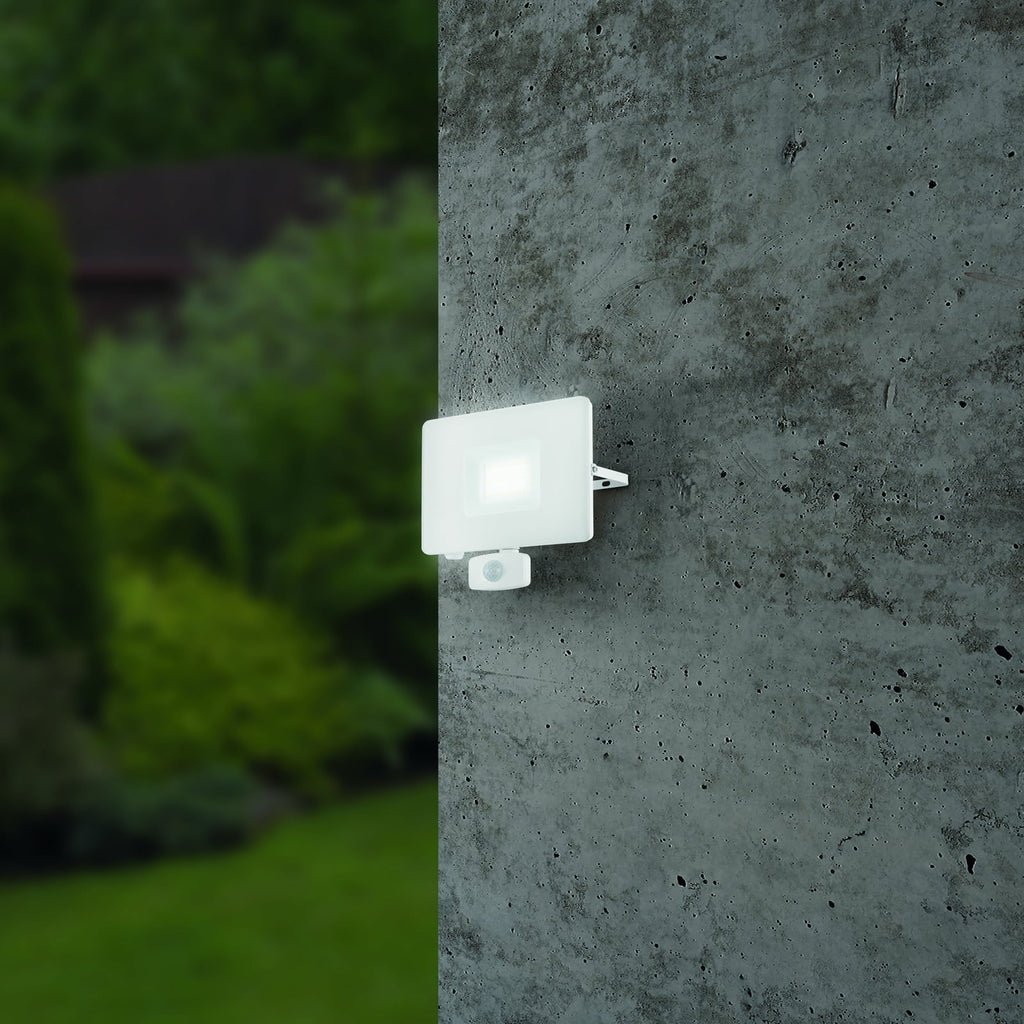 Detalj av LED utespot Faedo 3 med bevegelsessensor hvit