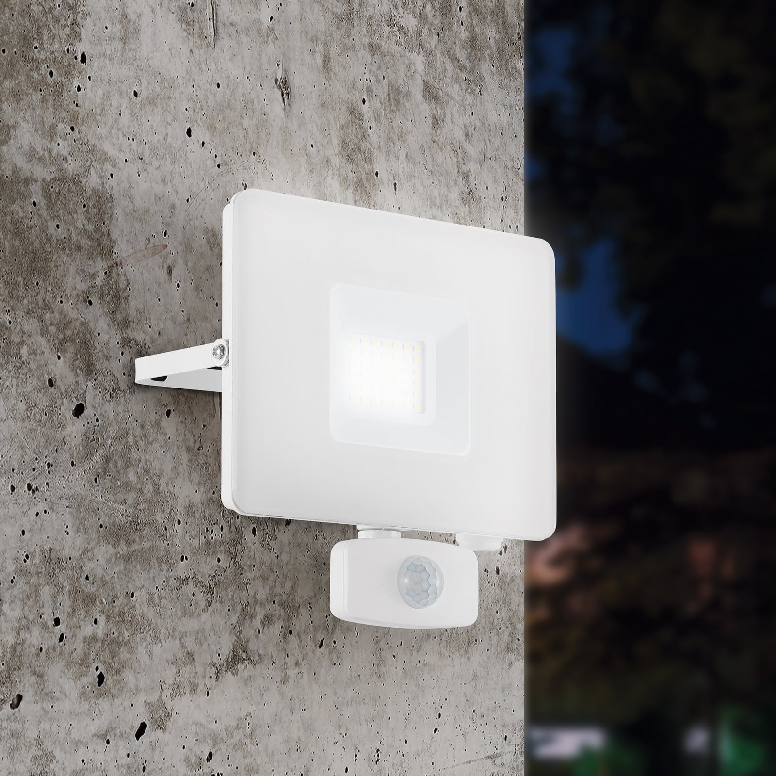 LED utespot Faedo 3 med bevegelsessensor hvit front