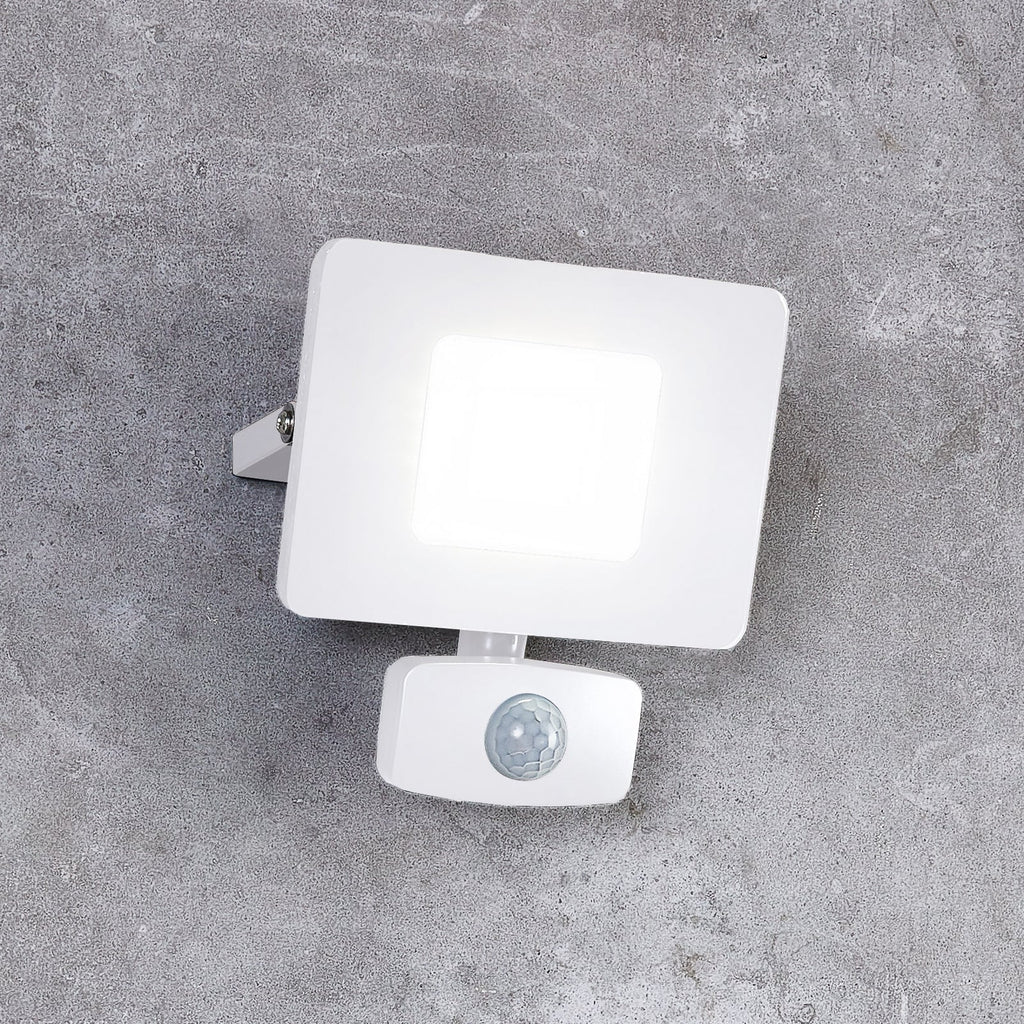 LED utespot Faedo 3 med bevegelsessensor hvit forfra