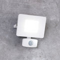 LED utespot Faedo 3 med bevegelsessensor hvit forfra