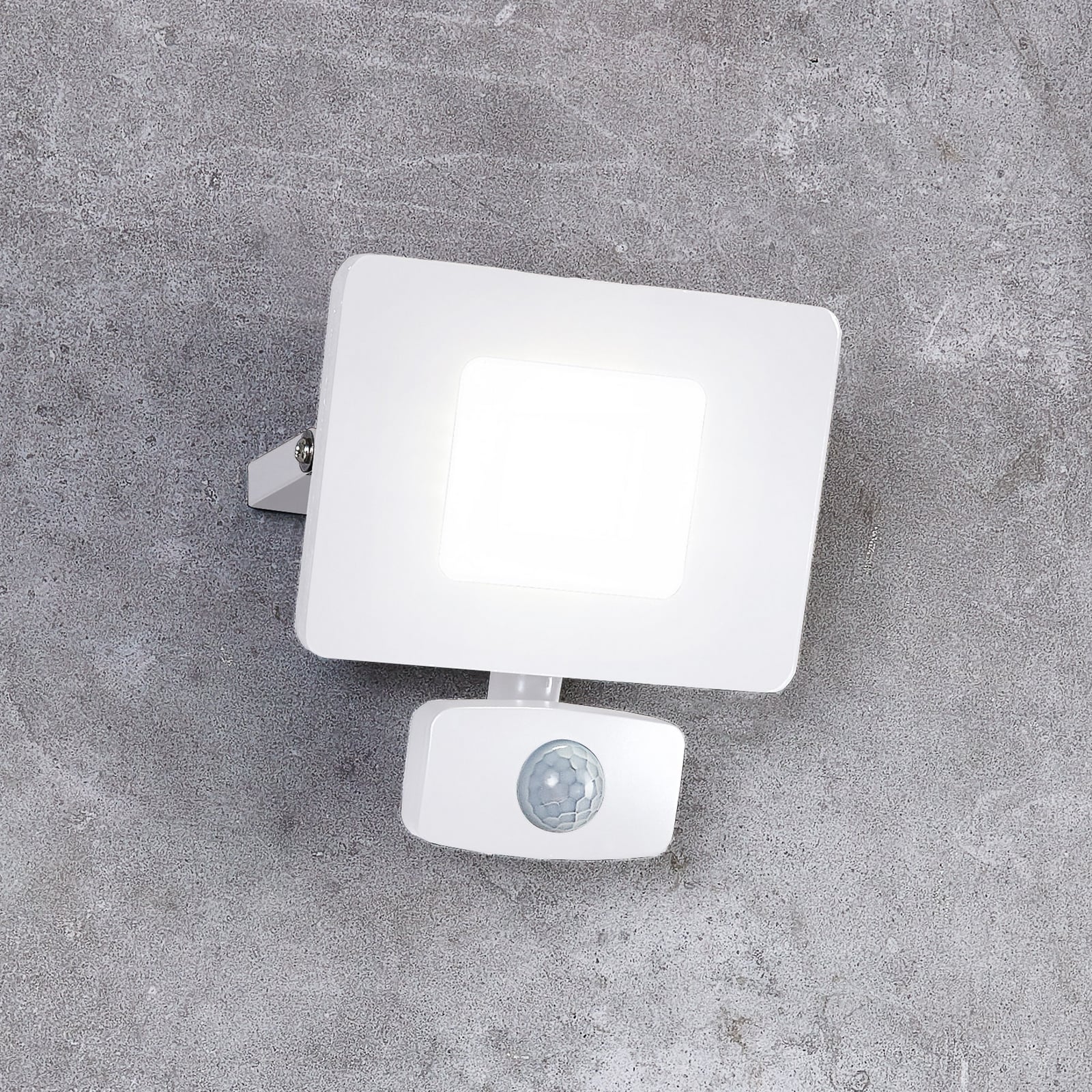 LED utespot Faedo 3 med bevegelsessensor hvit forfra