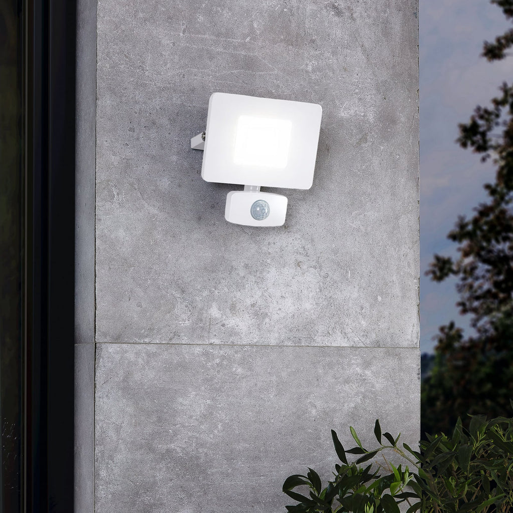 LED utespot Faedo 3 med bevegelsessensor hvit bakside