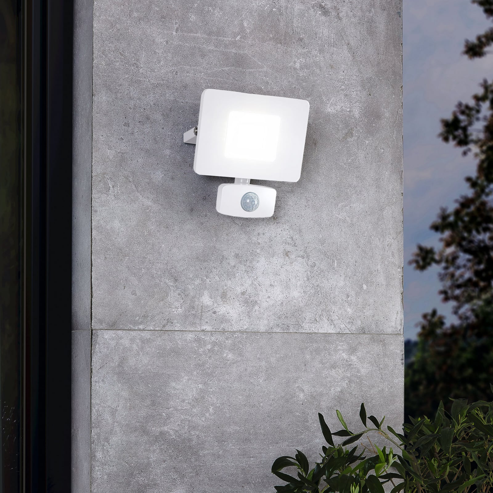 LED utespot Faedo 3 med bevegelsessensor hvit bakside