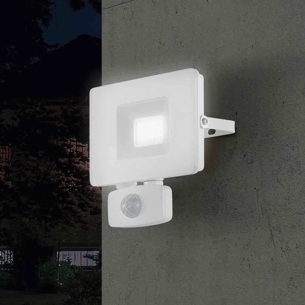 LED utespot Faedo 3 med bevegelsessensor hvit detalj