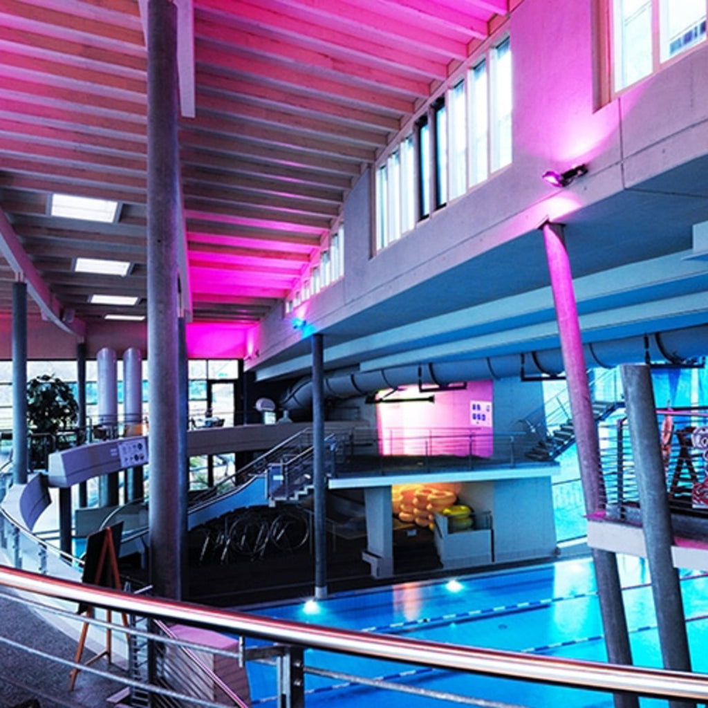 LED utespot Flood Color RF II 60W RGB med fjernkontroll IP65 montert i uteområde