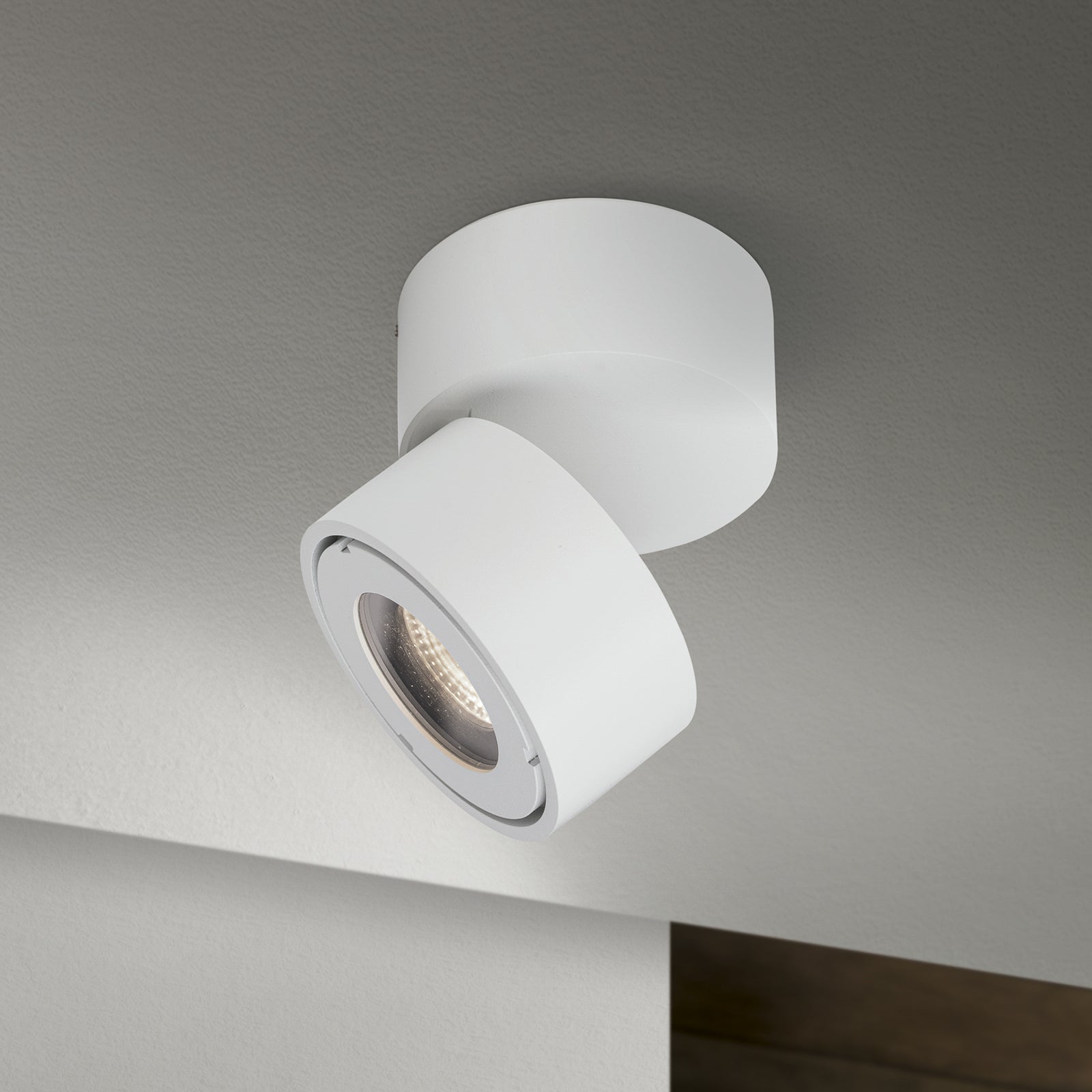 LED utespot Harvey hvit Ø10 cm dimbar 15W IP65 nærbilde av lampe