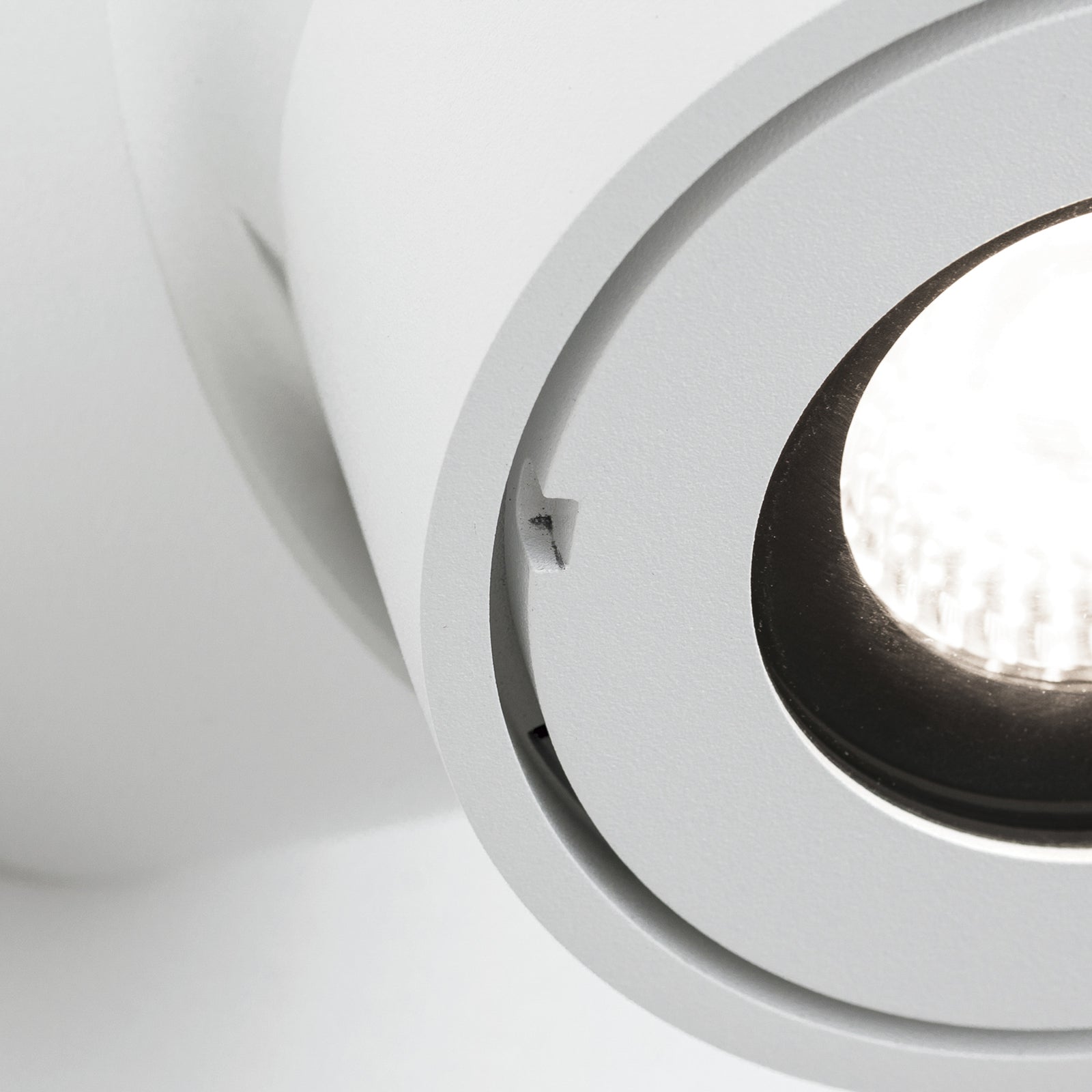 LED utespot Harvey hvit Ø10 cm dimbar 15W IP65 monteringsdetalj