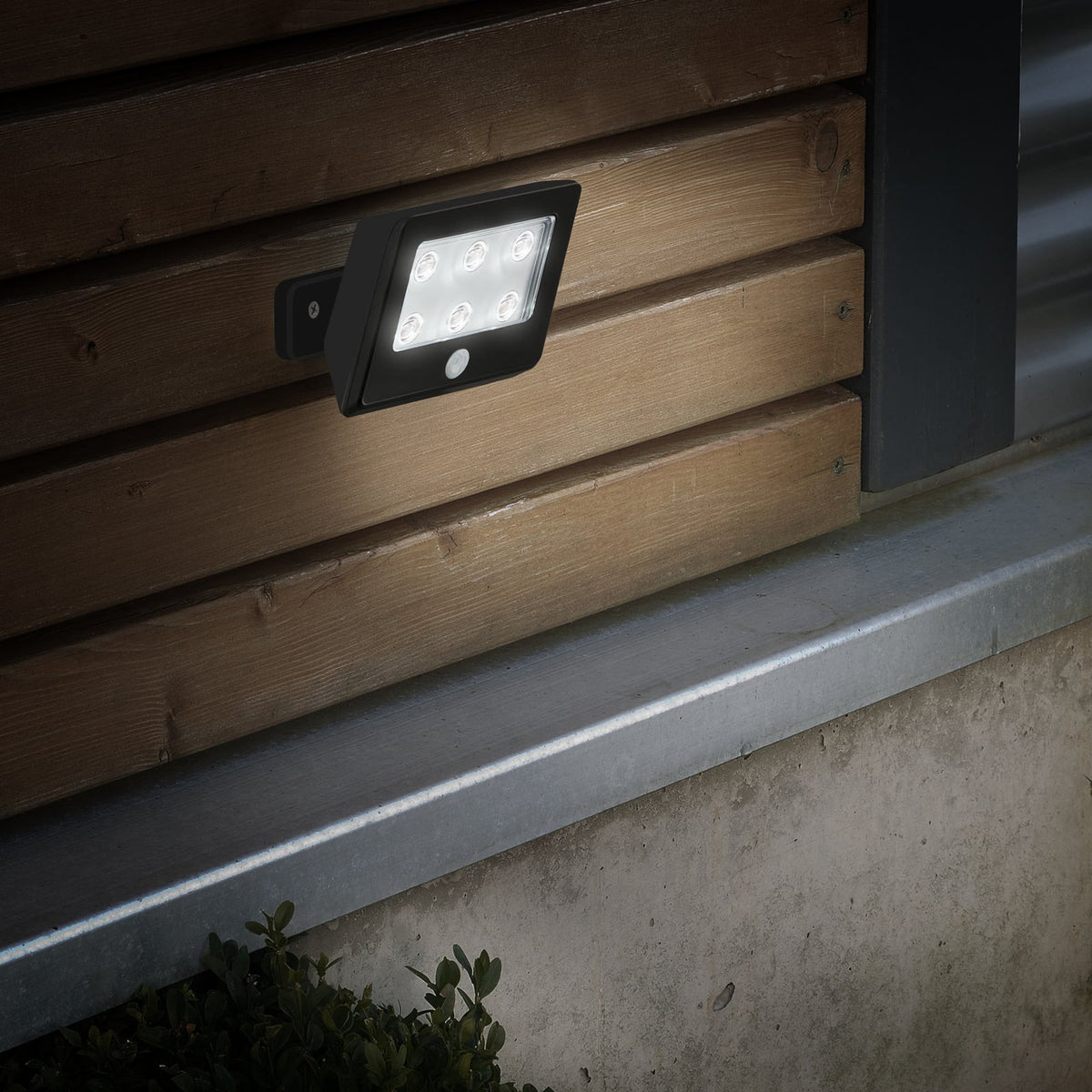 Bakside av LED utespot Kollig med bevegelsessensor batteridrevet IP54 svart