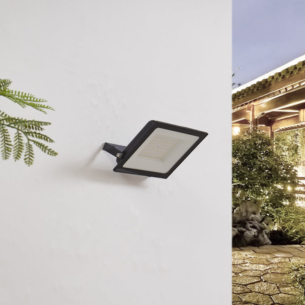 LED utespot Maikel 100W montert på vegg utendørs