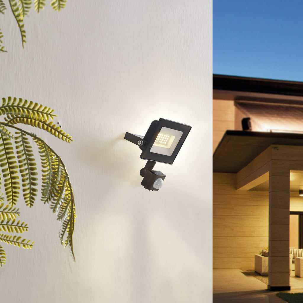 LED utespot Maikel med bevegelsessensor svart bakside