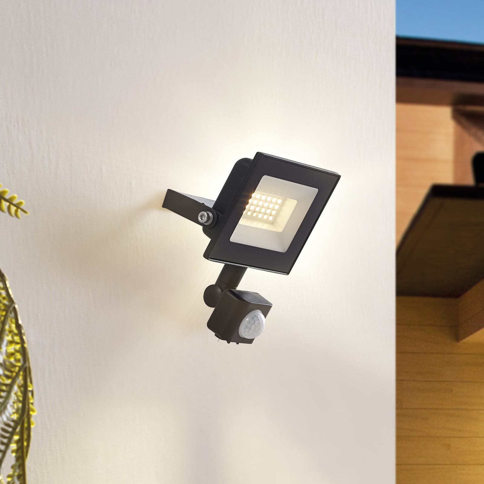 LED utespot Maikel med bevegelsessensor svart forside