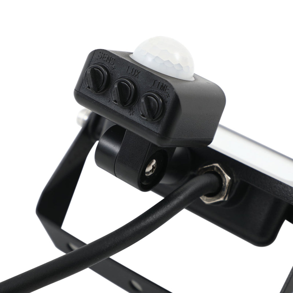 LED utespot Maikel med bevegelsessensor svart lys i bruk