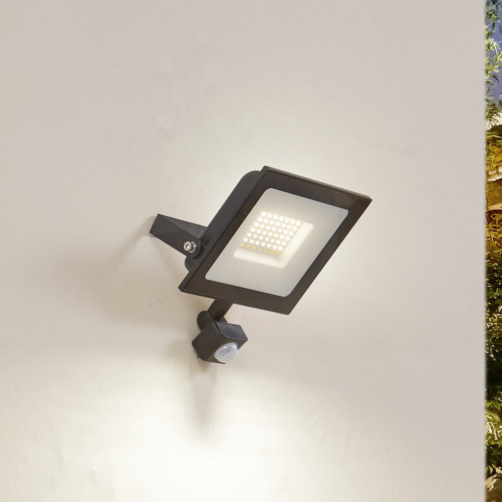 LED utespot Maikel med bevegelsessensor svart 50W IP44 forfra