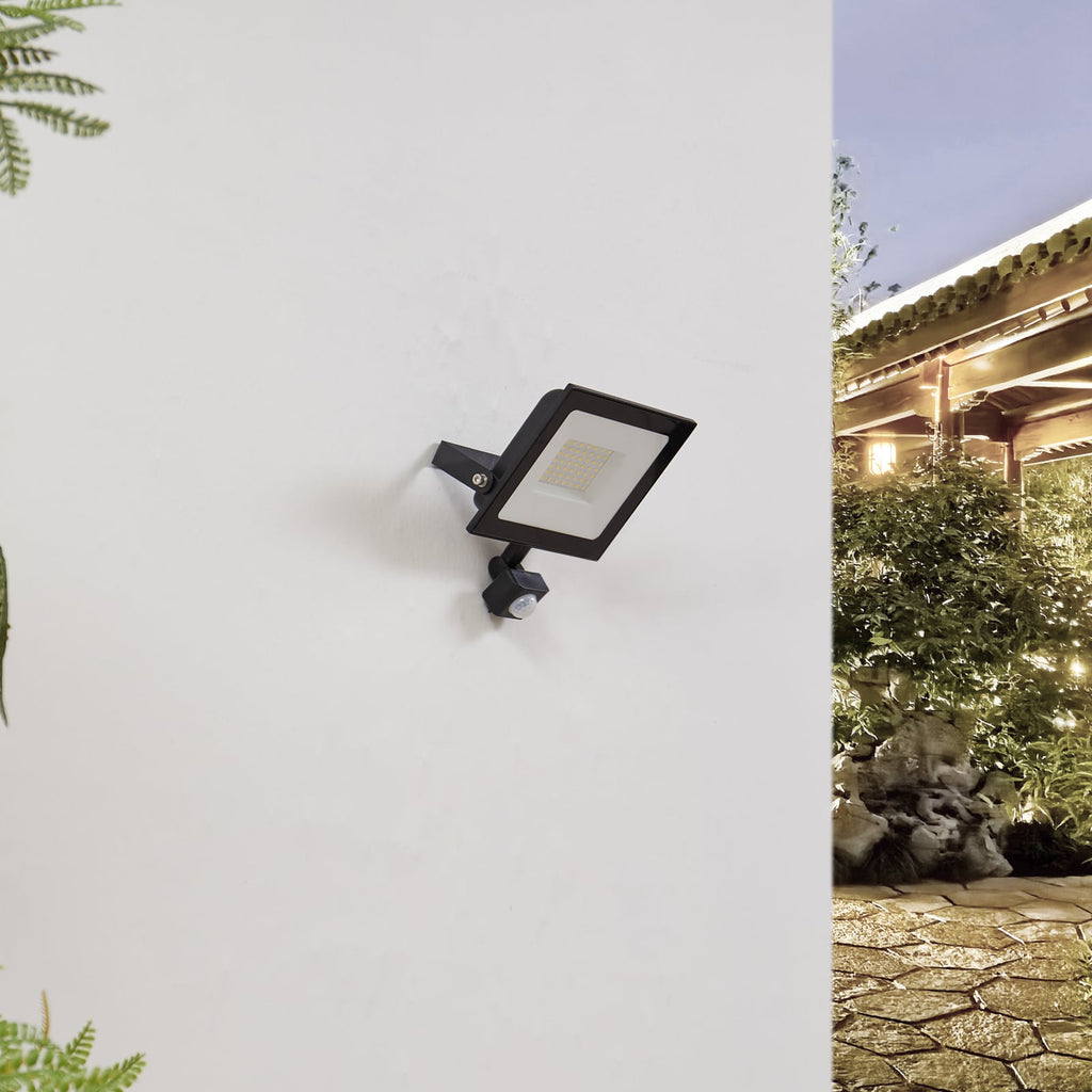 Nærbilde av LED utespot Maikel med bevegelsessensor svart 50W IP44
