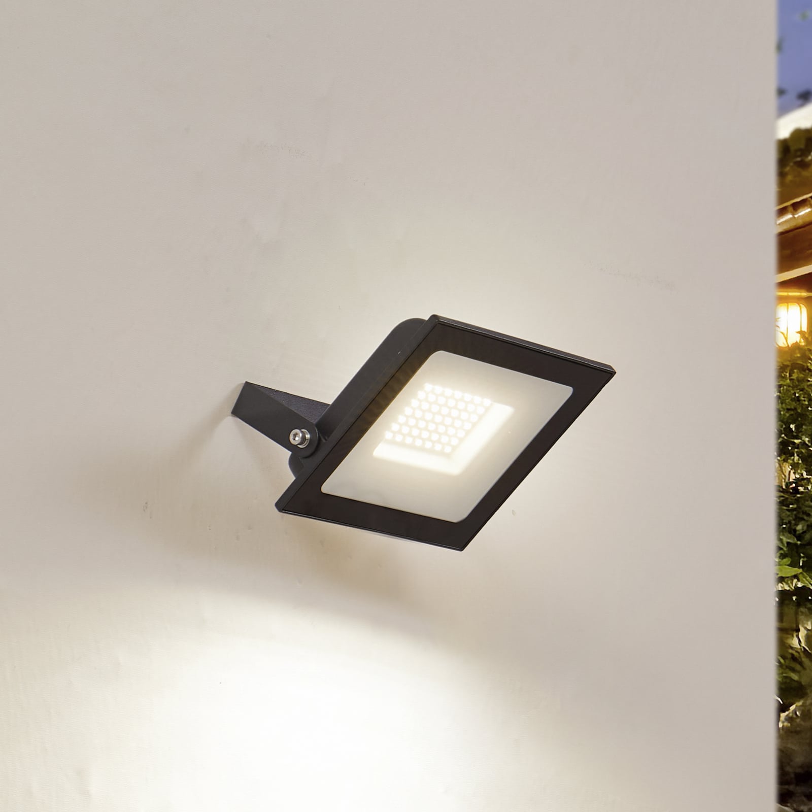 LED utespot Maikel svart 50W 4000 lm IP65 forfra