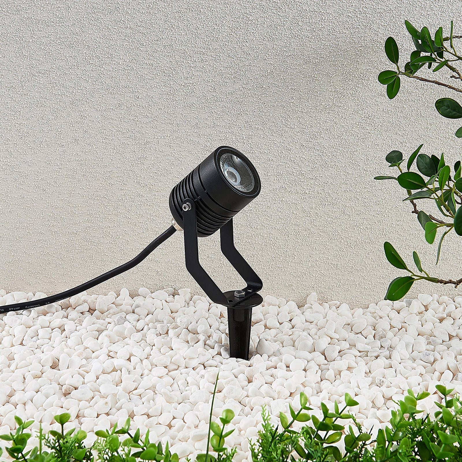 Detalj av LED utespot Maris med jordspyd svart med justerbart hode
