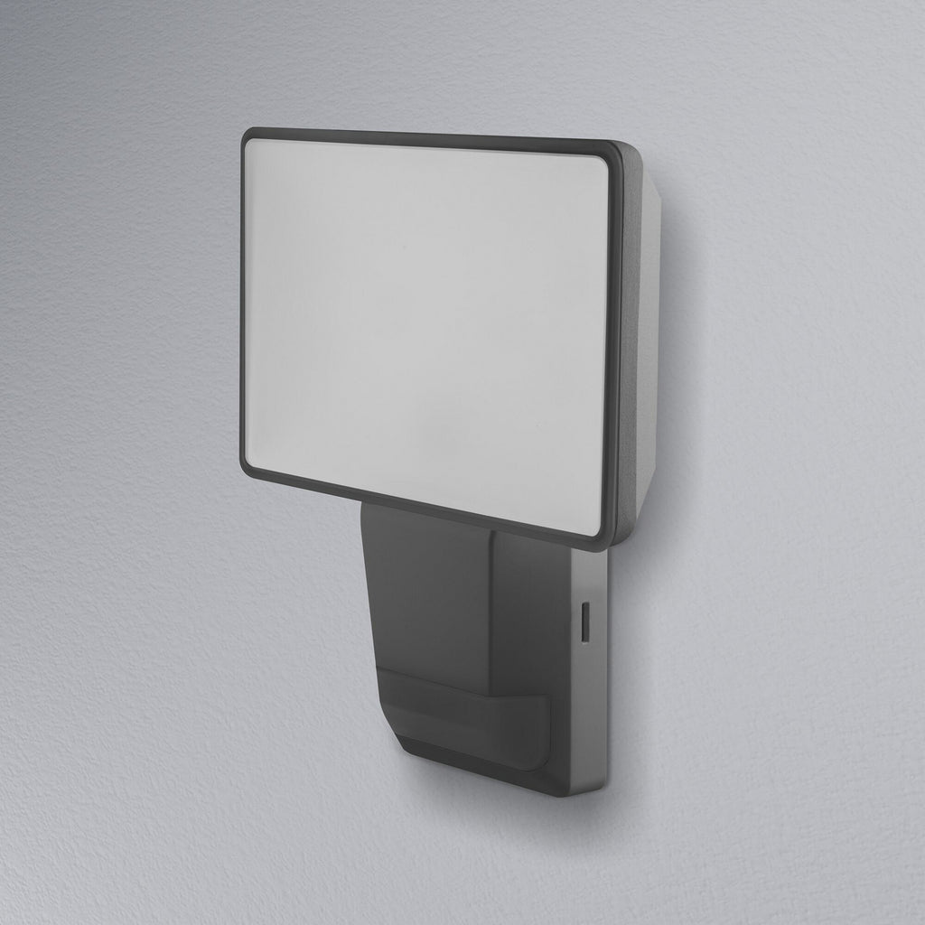 Montert LED utespot med bevegelsessensor ENDURA PRO FLOOD 15W IP55 grå på vegg