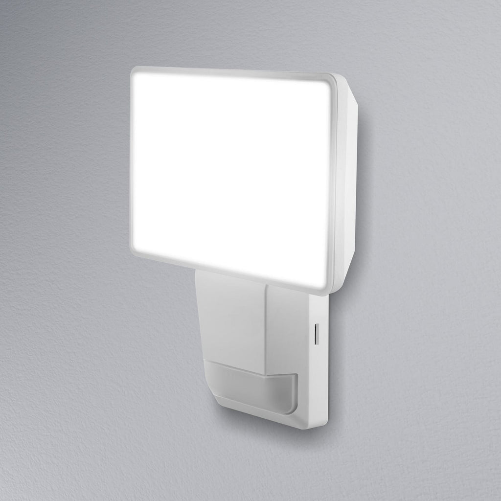 LED utespot med bevegelsessensor hvit 15W IP55 - OSRAM montert på vegg