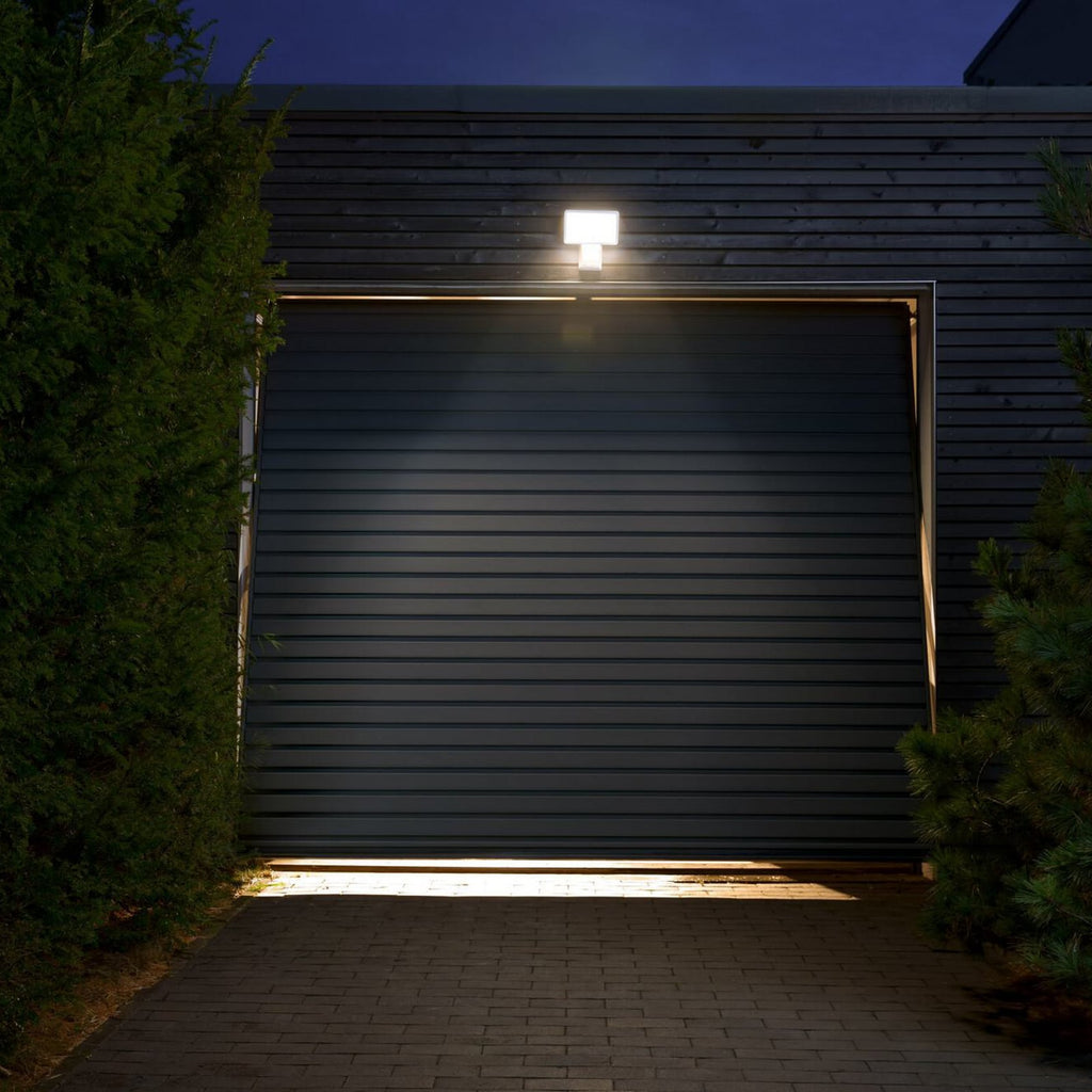 LED utespot med bevegelsessensor hvit 15W IP55 - OSRAM justerbart lampehode