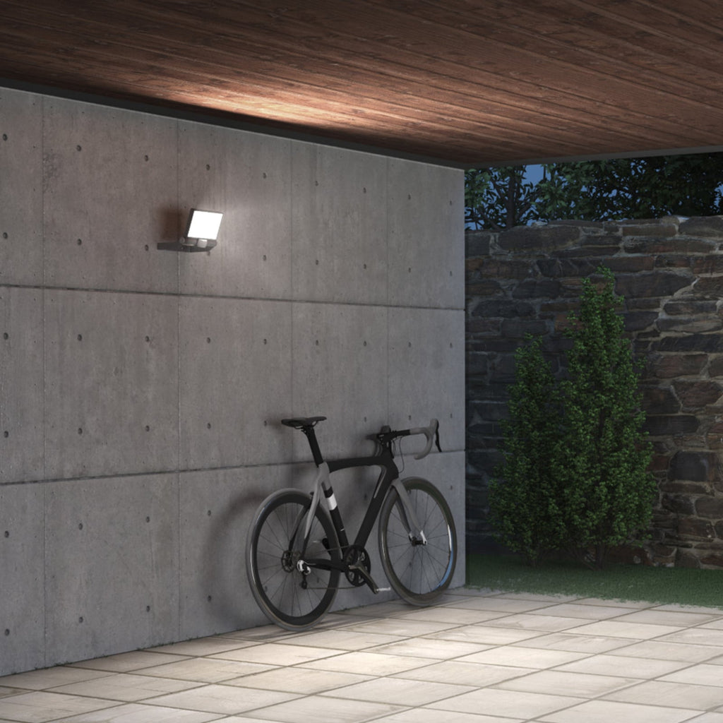 LED utespot XLED One S med bevegelsessensor antrasitt IP44 montert