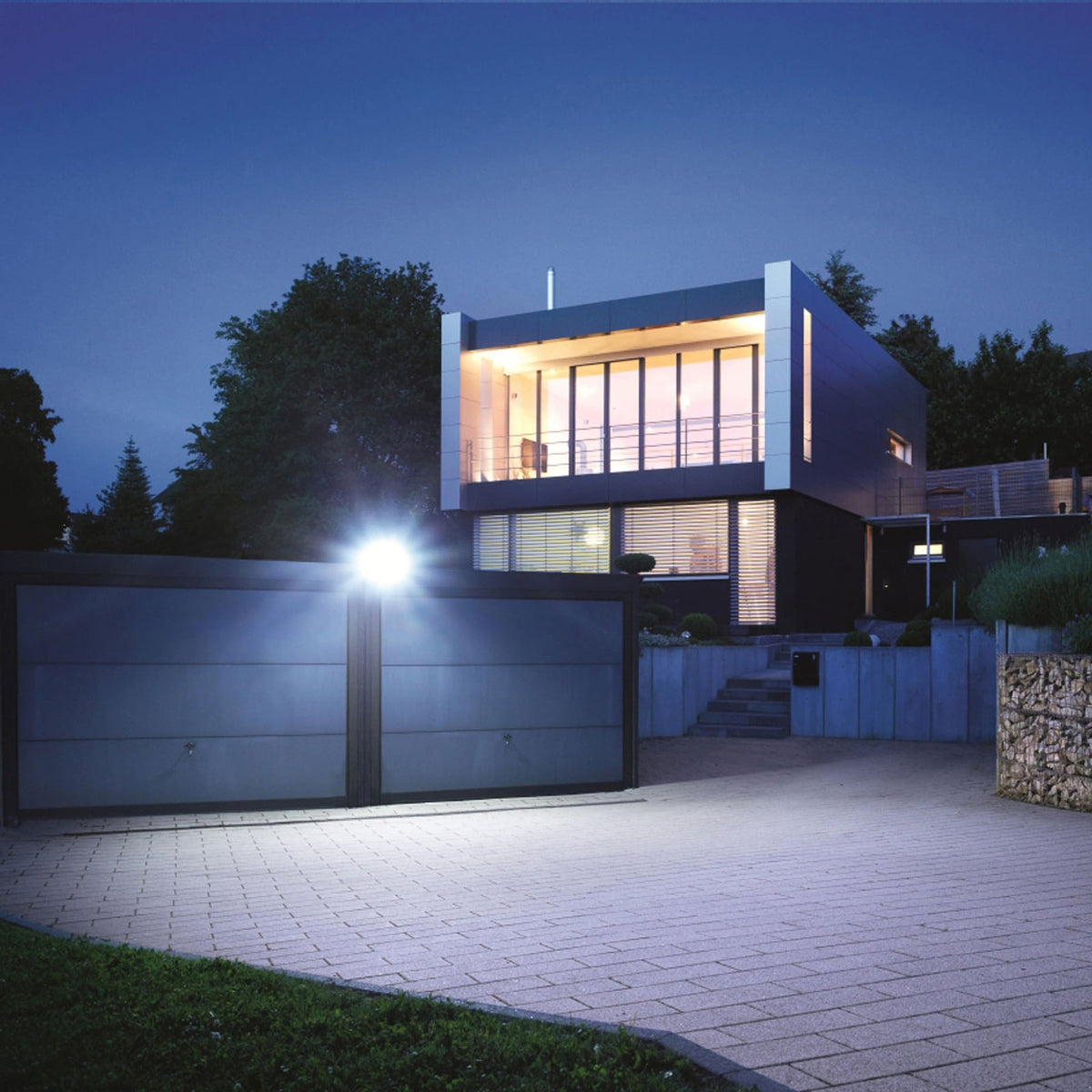 LED utespot XLED Pro 240 S montert utendørs