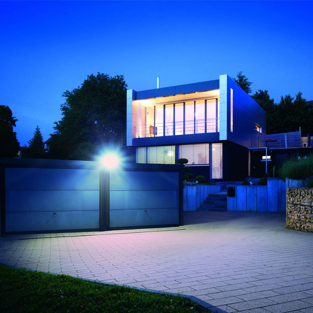 LED utespot XLED Pro 240 S med bevegelsessensor svart montert