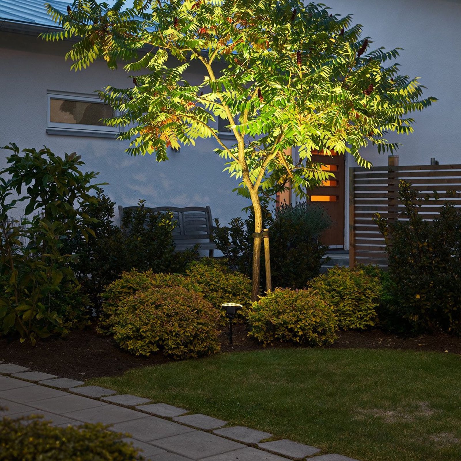 LED utespotlampe Amalfi med jordspyd sett bakfra