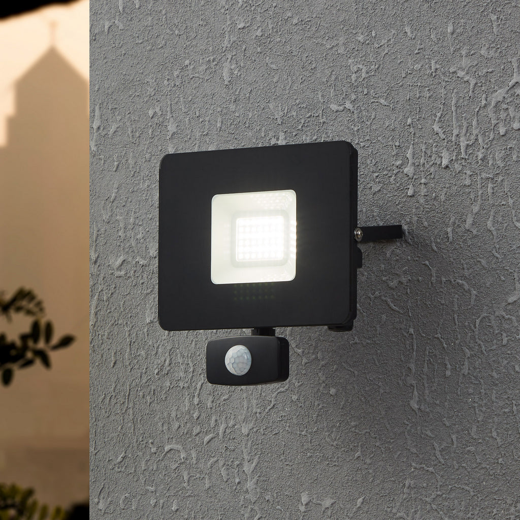 LED utespotlampe Faedo 3 svart 30W front