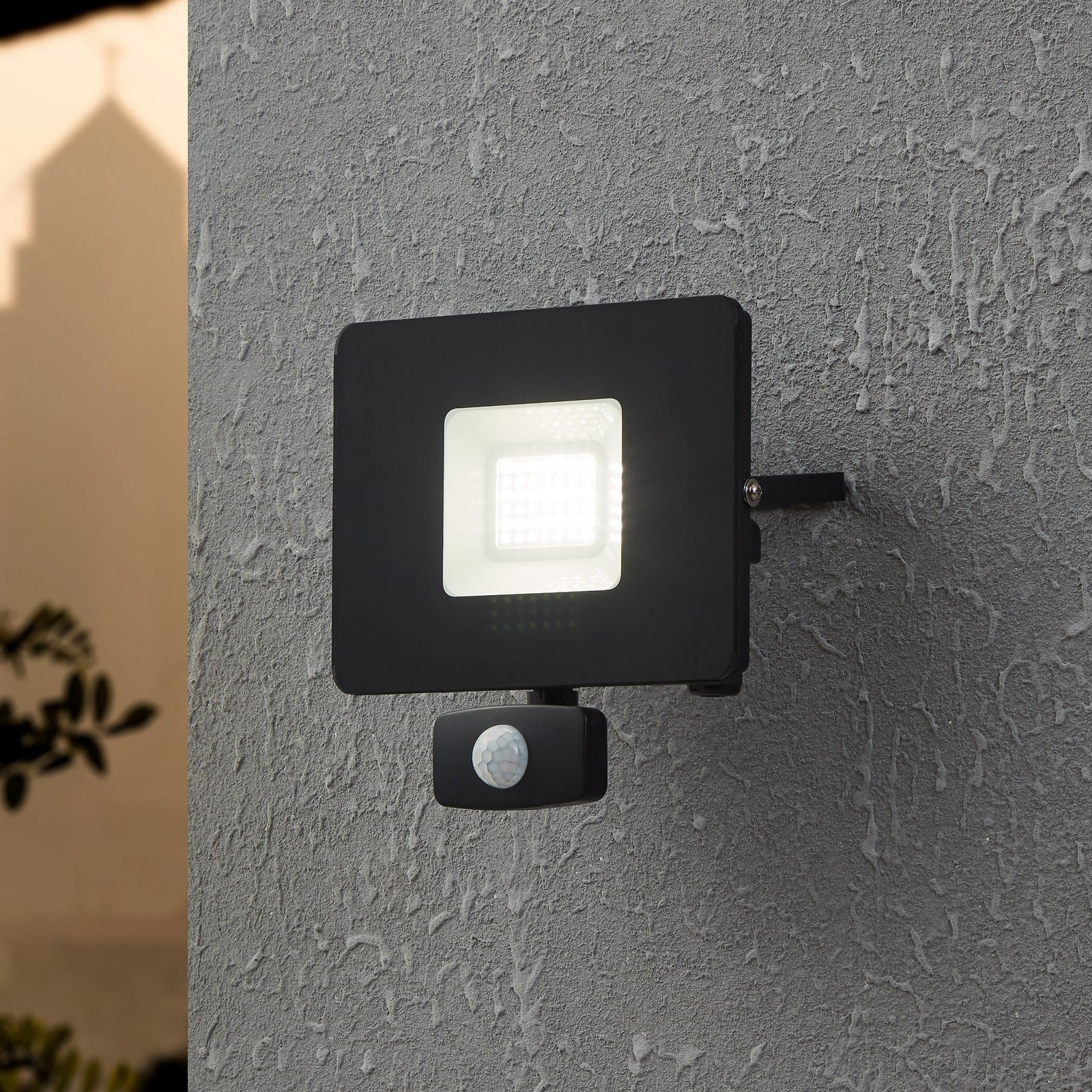 LED utespotlampe Faedo 3 svart 30W front