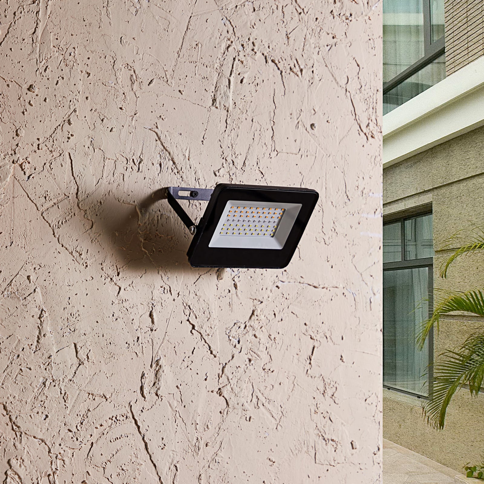 LED utespotlampe Liezel 15W RGBW dimbar WiFi IP65 forfra