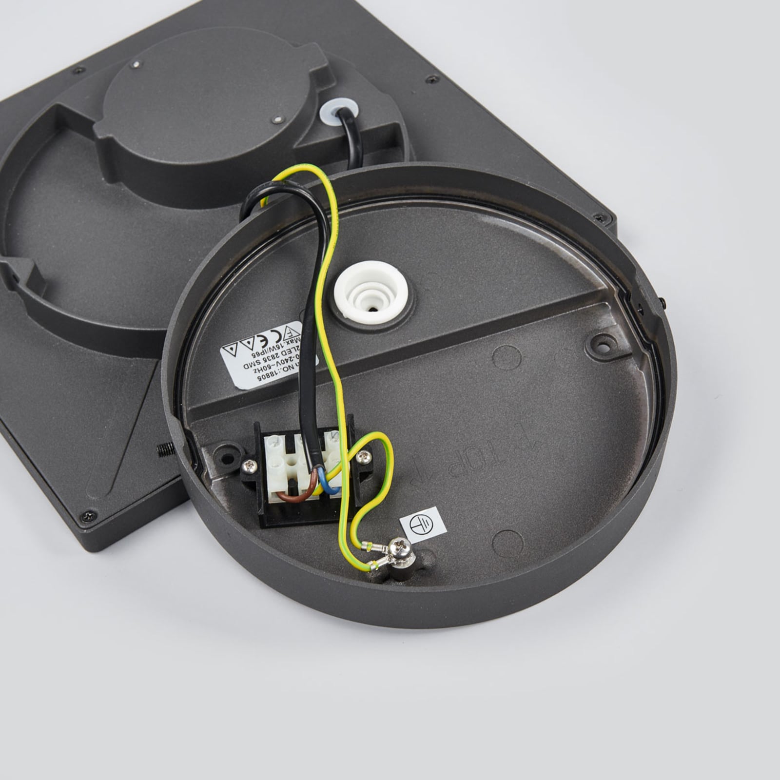 LED utetaklampe Mabella aluminium 23 cm IP65 antrasitt i bruk