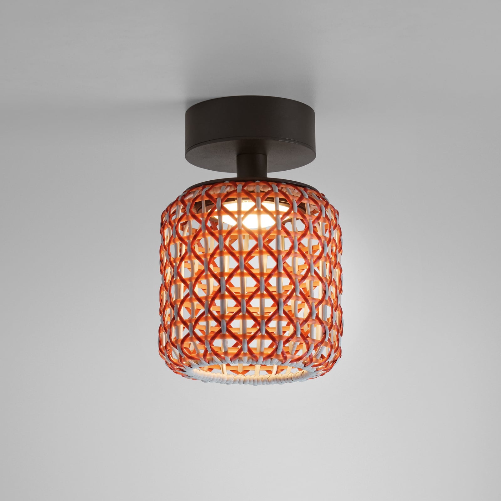 LED utetaklampe Nans PF16 dimbar rød detalj av flettverksmateriale