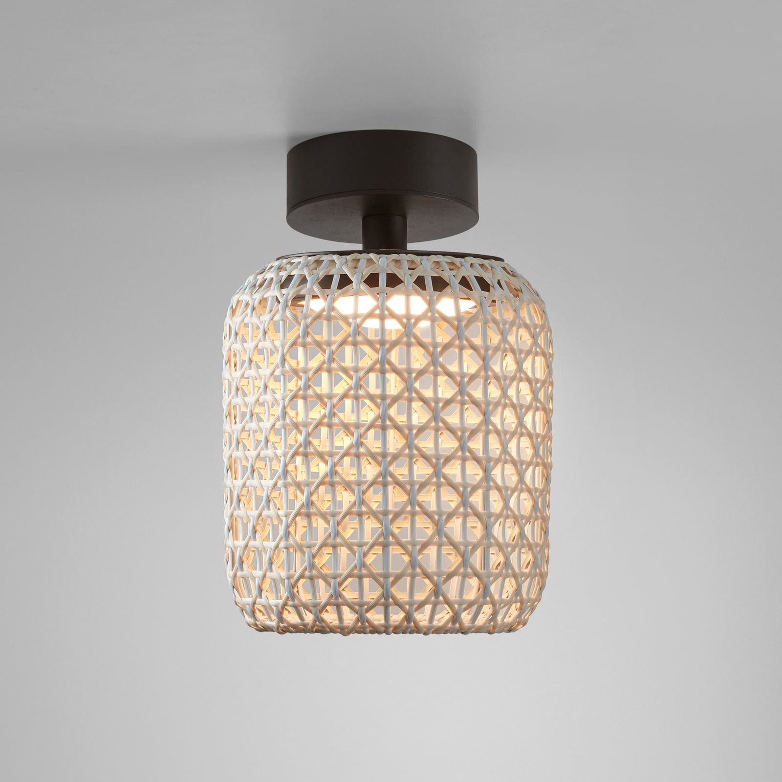LED utetaklampe Nans PF 21 flettet skjerm beige montert ute