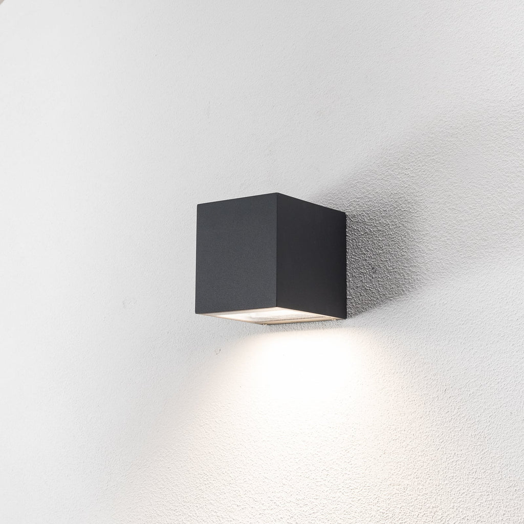 Bakside av LED utevegglampe 24718 K3 grafitt nedlys 8W IP65 fra BEGA